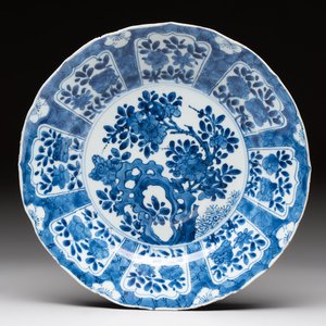 A Chinese blue and white dish with floral design, artemisia leaf mark, Kangxi — photo 1