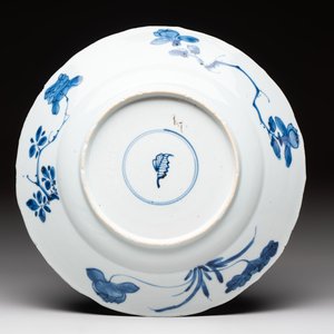 A Chinese blue and white dish with floral design, artemisia leaf mark, Kangxi — photo 2