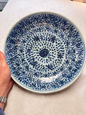 A Chinese blue and white dish with floral design, Hongzhi/Zhengde — photo 1