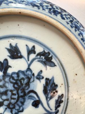 A Chinese blue and white dish with floral design, Hongzhi/Zhengde — photo 12