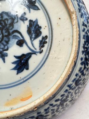 A Chinese blue and white dish with floral design, Hongzhi/Zhengde — photo 13