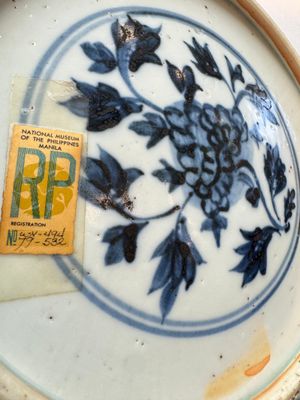 A Chinese blue and white dish with floral design, Hongzhi/Zhengde — photo 14