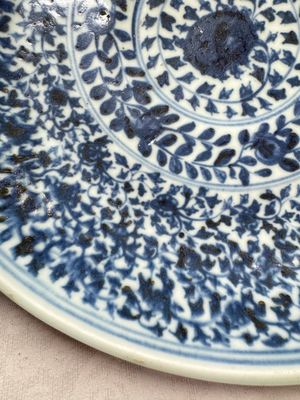 A Chinese blue and white dish with floral design, Hongzhi/Zhengde — photo 2