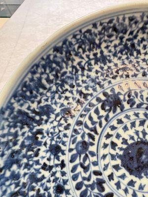 A Chinese blue and white dish with floral design, Hongzhi/Zhengde — photo 3
