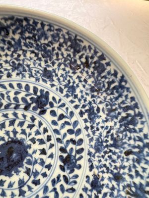 A Chinese blue and white dish with floral design, Hongzhi/Zhengde — photo 4