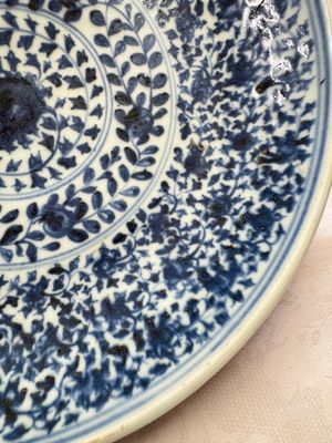 A Chinese blue and white dish with floral design, Hongzhi/Zhengde — photo 5