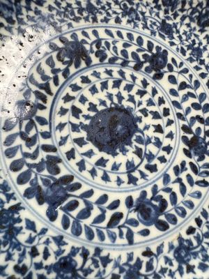 A Chinese blue and white dish with floral design, Hongzhi/Zhengde — photo 6