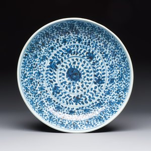 A Chinese blue and white dish with floral design, Hongzhi/Zhengde — photo 1