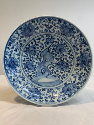 A Chinese blue and white dish with floral design, Hongzhi/Zhengde — photo 2