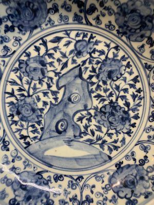 A Chinese blue and white dish with floral design, Hongzhi/Zhengde — photo 3