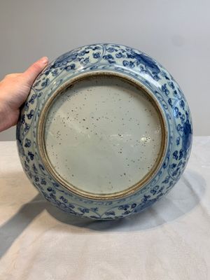 A Chinese blue and white dish with floral design, Hongzhi/Zhengde — photo 4
