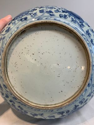 A Chinese blue and white dish with floral design, Hongzhi/Zhengde — photo 5