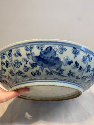 A Chinese blue and white dish with floral design, Hongzhi/Zhengde — photo 6