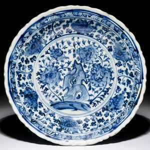 A Chinese blue and white dish with floral design, Hongzhi — photo 1