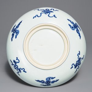 A Chinese blue and white dish with floral design, Kangxi — photo 2