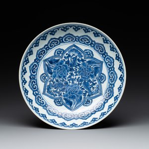 A Chinese blue and white dish with floral design, Kangxi — foto 1