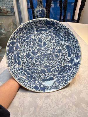 A Chinese blue and white dish with floral design, Kangxi — photo 1