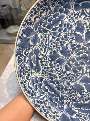 A Chinese blue and white dish with floral design, Kangxi — photo 2