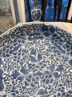 A Chinese blue and white dish with floral design, Kangxi — photo 3
