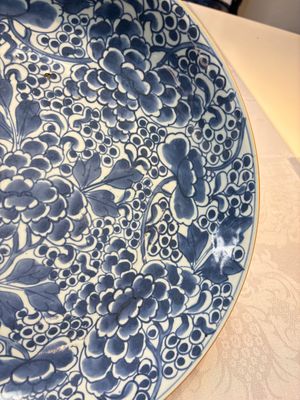 A Chinese blue and white dish with floral design, Kangxi — photo 4