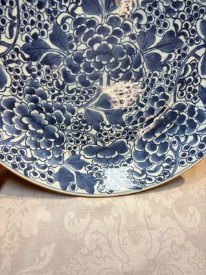 A Chinese blue and white dish with floral design, Kangxi — photo 5