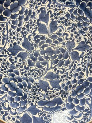 A Chinese blue and white dish with floral design, Kangxi — photo 6