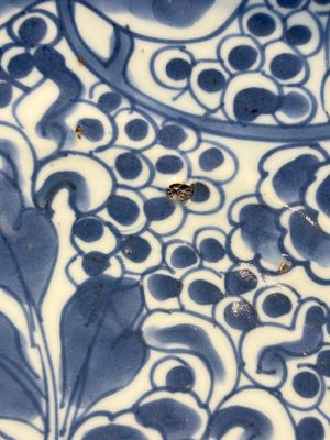 A Chinese blue and white dish with floral design, Kangxi — photo 7