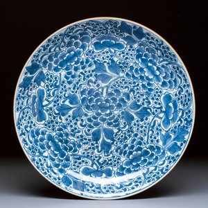 A Chinese blue and white dish with floral design, Kangxi — photo 1