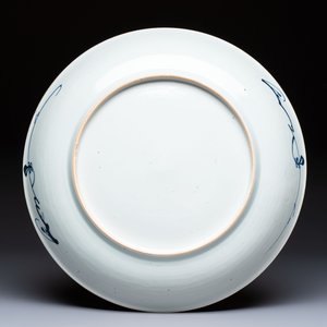 A Chinese blue and white dish with floral design, Kangxi — photo 2