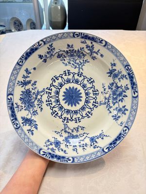 A Chinese blue and white dish with floral design, Kangxi mark, 19th C. — photo 1