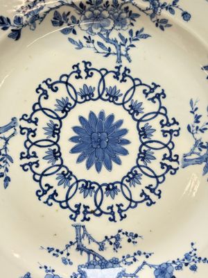 A Chinese blue and white dish with floral design, Kangxi mark, 19th C. — photo 2