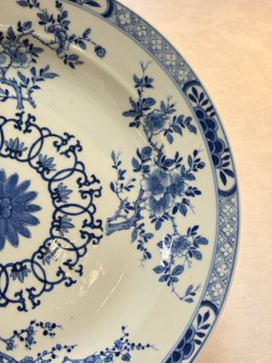 A Chinese blue and white dish with floral design, Kangxi mark, 19th C. — photo 3
