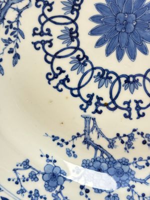 A Chinese blue and white dish with floral design, Kangxi mark, 19th C. — photo 4