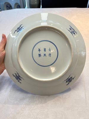 A Chinese blue and white dish with floral design, Kangxi mark, 19th C. — photo 5