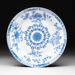 A Chinese blue and white dish with floral design, Kangxi mark, 19th C. — photo 1