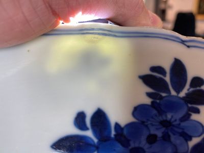 A Chinese blue and white dish with floral design, Kangxi mark and of the period — photo 12