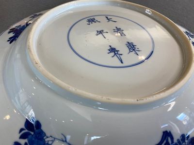A Chinese blue and white dish with floral design, Kangxi mark and of the period — photo 3