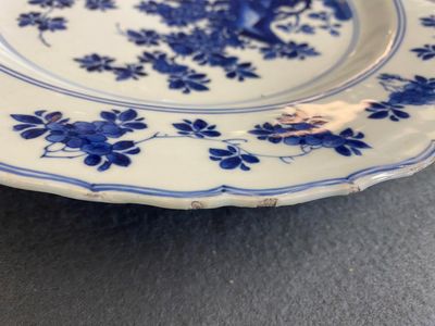 A Chinese blue and white dish with floral design, Kangxi mark and of the period — photo 8