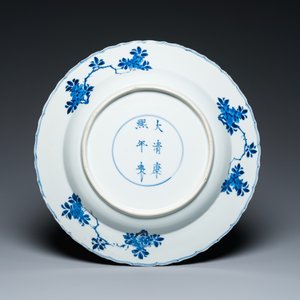 A Chinese blue and white dish with floral design, Kangxi mark and of the period — photo 2