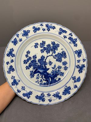 A Chinese blue and white dish with floral design, Kangxi mark and of the period — photo 1