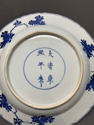 A Chinese blue and white dish with floral design, Kangxi mark and of the period — photo 11