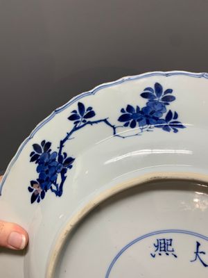 A Chinese blue and white dish with floral design, Kangxi mark and of the period — photo 13