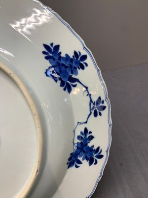 A Chinese blue and white dish with floral design, Kangxi mark and of the period — photo 14