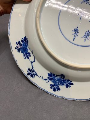 A Chinese blue and white dish with floral design, Kangxi mark and of the period — photo 15