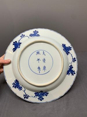 A Chinese blue and white dish with floral design, Kangxi mark and of the period — photo 2