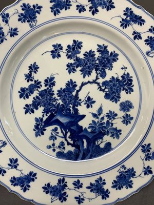 A Chinese blue and white dish with floral design, Kangxi mark and of the period — photo 3