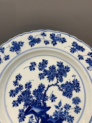 A Chinese blue and white dish with floral design, Kangxi mark and of the period — photo 4