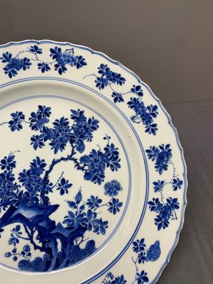 A Chinese blue and white dish with floral design, Kangxi mark and of the period — photo 5