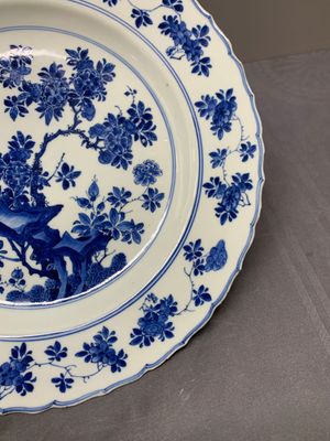 A Chinese blue and white dish with floral design, Kangxi mark and of the period — photo 6