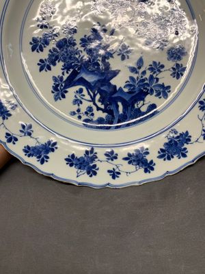 A Chinese blue and white dish with floral design, Kangxi mark and of the period — photo 7